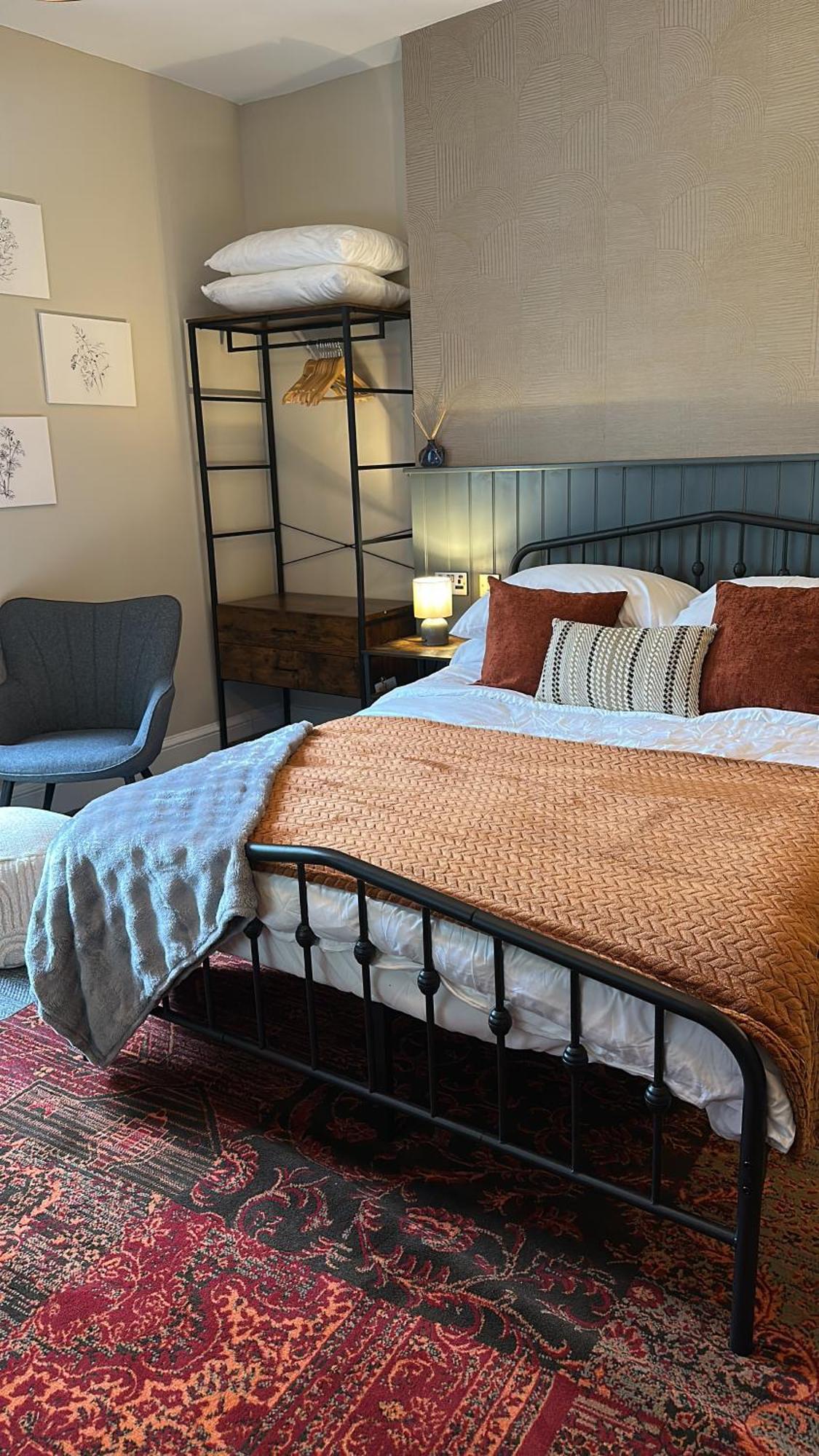 Double Room – Queen Bed
